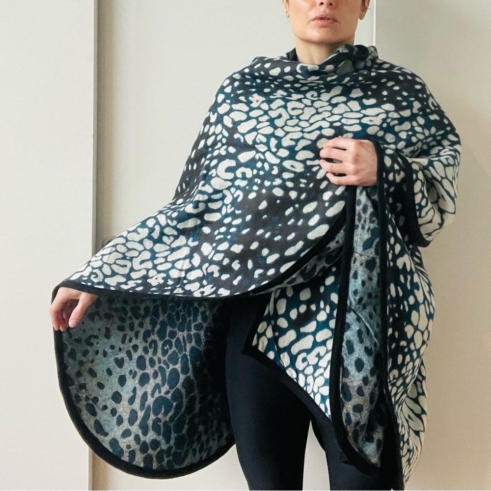 HOST PICK ❤️ Luxe Warmth Wrap -TILO Scarves rare gorgeous animal print full wrap